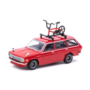 Tarmac Datsun Bluebird 510 Wagon rosso con bicicletta 1:64 - Foto 1 di 3