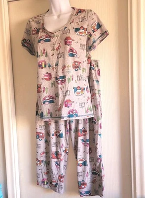 Conjunto de pijama pequeño Happy Camper de Secret Treasure manga corta parte superior parte inferior corta  Foto 1 de 4