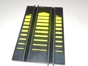 ARTIN 1/43RD SLOT CAR ACCESSORY-- 7" STRAIGHT W/YELLOW LINES- GOOD- W44D - Picture 1 of 1