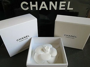 CHANEL CERAMIC CAMELLIA PAPERWEIGHT PERFUME DIFFUSER PAPER WEIGHT RARE VIP NIB - Picture 1 of 3