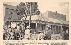 Haiti - PORT AU PRINCE - Roadmen working in front of the Electric Light Co's Off - Picture 1 of 2