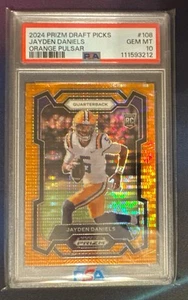 2024 PANINI PRIZM DRAFT PICKS JAYDEN DANIELS ORANGE PULSAR /49 ROOKIE PSA 10 - Foto 1 di 3