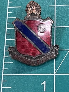 WWII US Army 189° Reggimento Artiglieria da Campo DUI Crest Screwback DI - Foto 1 di 2