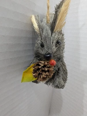 Ardilla de paja gris de 3,5" con cono de pino adorno de Navidad de otoño Foto 1 de 4