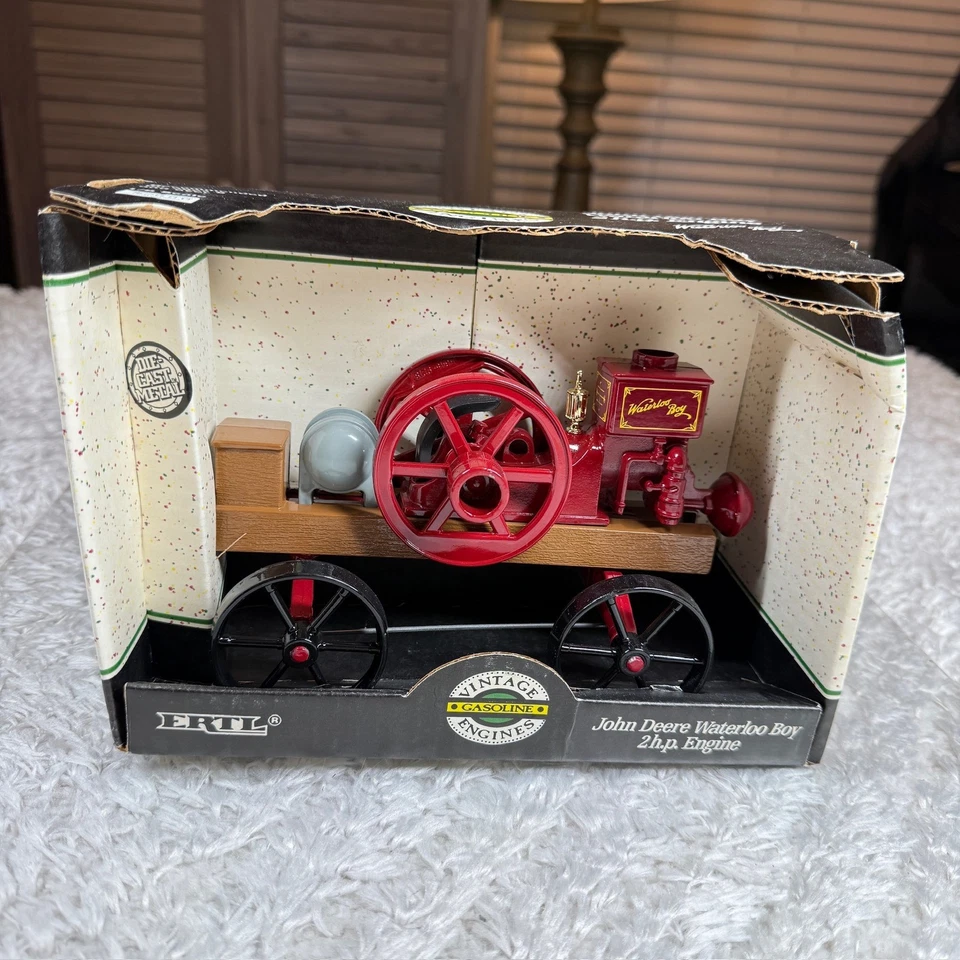 Motor de gasolina vintage ERTL 5645 John Deere Waterloo Boy 2 hp escala 1/8 Foto 1 de 4