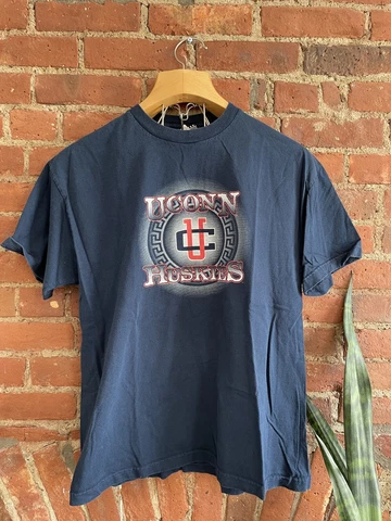 Vintage Y2K NCAA UCONN HUSKIES T Shirt Size XL Footlocker Exclusive 23.5” x 28” Cover