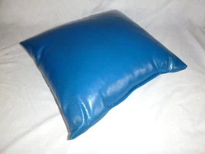 Almohada de vinilo Naugahyde azul brillante 16x16" #1 de colección años 60 70 - Imagen 1 de 5