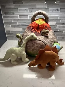 Collezione dinosauri FAO Schwarz con playset vulcano e peluche 5 dinosauri. CARINO - Foto 1 di 16
