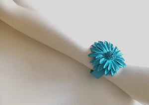 ATOLL BRACELET FLEUR EN CUIR POUR FEMME COLORIS BLEU CLAIR - Picture 1 of 16