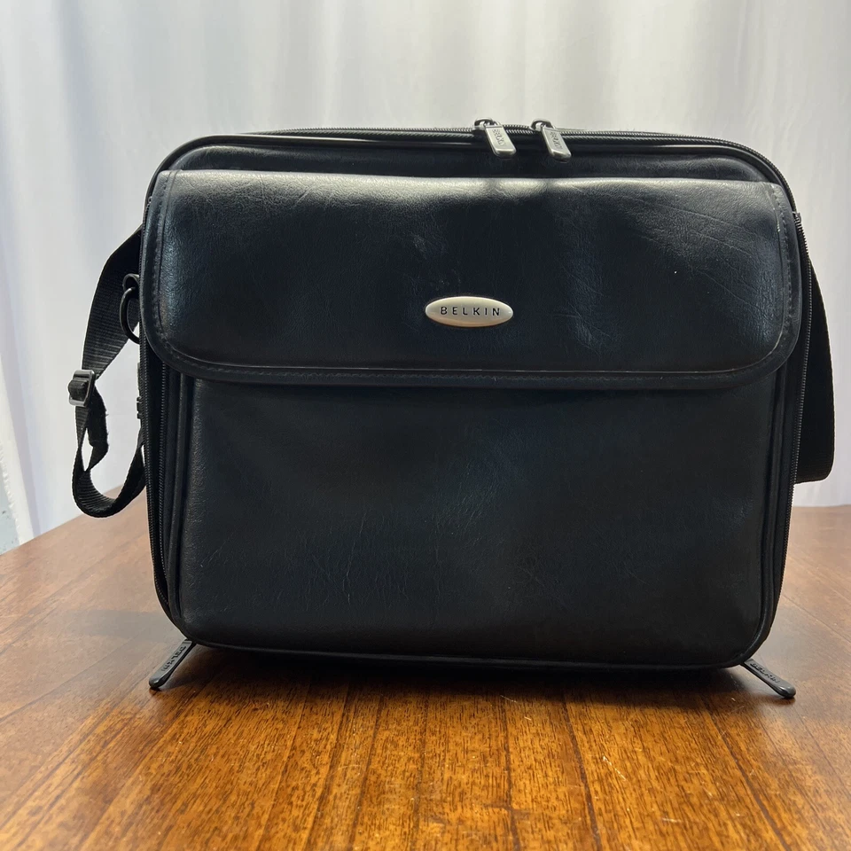 Maletín de hombro de cuero negro para computadora portátil Belkin Foto 1 de 4
