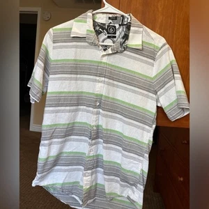 VOLCOM short sleeve button down-Vorzy SS- men’s size small- slim fit- EUC! - Picture 1 of 4