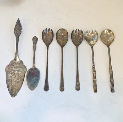 Lote artesanal vintage de 7 tenedores, cucharas y piezas para servir plateados Foto 1 de 4