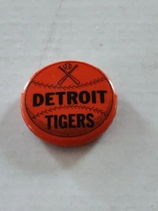 VINTAGE BASEBALL~1 1/4”~DETROIT TIGERS CROSSED BATS/BALL PIN~ Good Condition - Picture 1 of 9