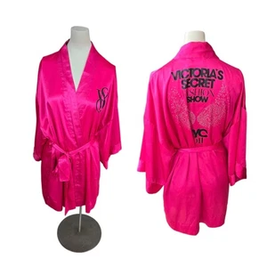 Victoria's Secret Fashion Show 2011 Hot Pink Satin Morgenmantel Kimono Einheitsgröße Rarität Lesen - Bild 1 von 15
