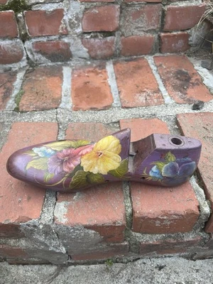 Forma de zapato de madera pintada vintage. Foto 1 de 4