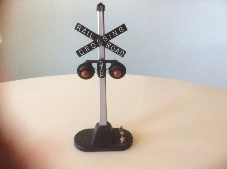 LIONEL AUTOMATIC OPERATING HIGHWAY FLASHER #154 - Image 1 of 1