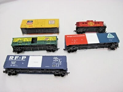 HO SCALE TRAIN CARS CATTLE CAR,3- FREIGHT CARS , CABOOSE  FROM SET - Image 1 of 4