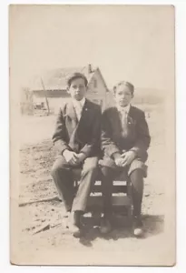 RPPC DOS NIÑOS ROPA DE DOMINGO PANTALONES CORTOS EN GRANJA FOTO REAL POSTAL 082321 - Imagen 1 de 3