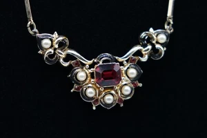 Collar vintage de diamantes de imitación y perlas rojos en tono negro y dorado J5D - Imagen 1 de 5