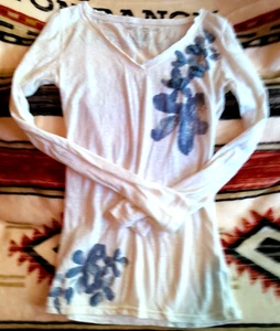 JERSEY CON APLIQUES AEROPOSTALE TALLA M SEMI TRANSPARENTE LSLV ÚNICO LAVANDA BRILLO V-N - Imagen 1 de 5