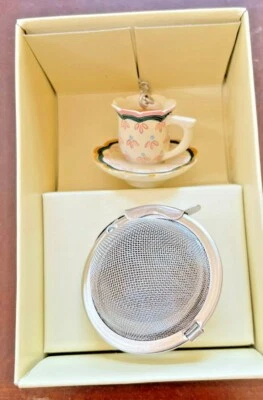 Taza de té y platillo infusor de té colador de hierbas para fiesta de té con flores rosa para amante del té  Foto 1 de 4