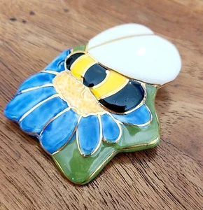 Hummel blaue Blume Brosche Keramik & Emaille Frühling Sommer Anstecknadel süß - Bild 1 von 5