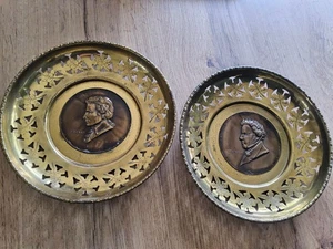 Platos decorativos vintage de latón y cobre de Mozart Schubert coleccionables - Imagen 1 de 6