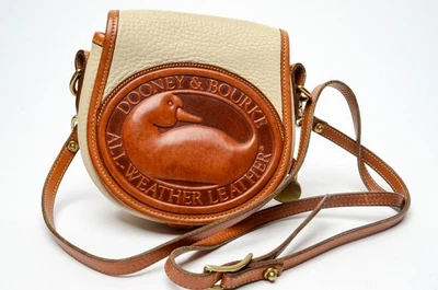 Bolso Bandolera Dooney & Bourke AWL Logo Pato Cuero Marrón Crema Foto 1 de 4
