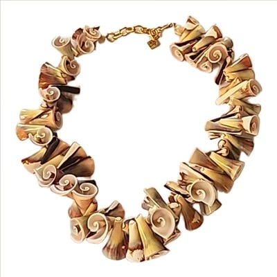 Collar Katherine Kornblau verde concha de molusco diseñado Smithsonian Foto 1 de 4