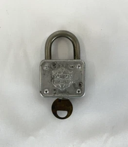 Candado vintage Master Lock #77 con emblema cabeza de león y llave de trabajo - Imagen 1 de 7