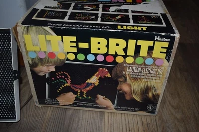 Lote de clavijas Hasbro vintage Lite Brite 1973 y caja y páginas originales Foto 1 de 4