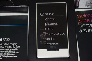 Microsoft Zune HD Platinum 16GB MP3 Audio Video Media Player Sliver - Picture 1 of 5