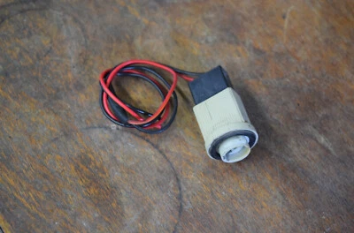 OEM Land Rover Discovery 2 Turn Signal Small Bulb Socket Pigtail Plug 1999 2002 - Image 1 of 2