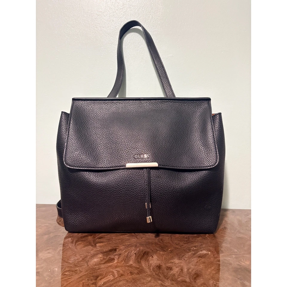 Bolso Guess Varsity Pop con mango superior negro V3207 Foto 1 de 4