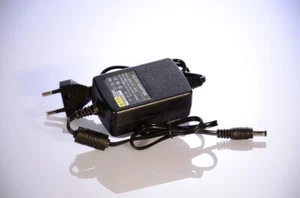 ALIMENTATORE 12V - 1A - 12W CASSA IN PLASTICA COLORE NERO - Foto 1 di 1
