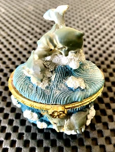 FIVE DOLPHINS IN THE WAVES CERAMIC HINGED PILL BOX 2" X 1 3/4" X 2 1/2" TALL - Foto 1 di 5