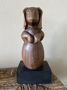 antike Massivholz geschnitzte Hase Skulptur 17,5" x 8" x 6" signiert Emma Davis ? - Bild 1 von 6