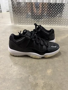 Zapato Jordan 11 Retro Bajo 72-10 Talla 9.5 SUPER LIMPIO AV2187-001 Auténtico Hombre” - Imagen 1 de 7