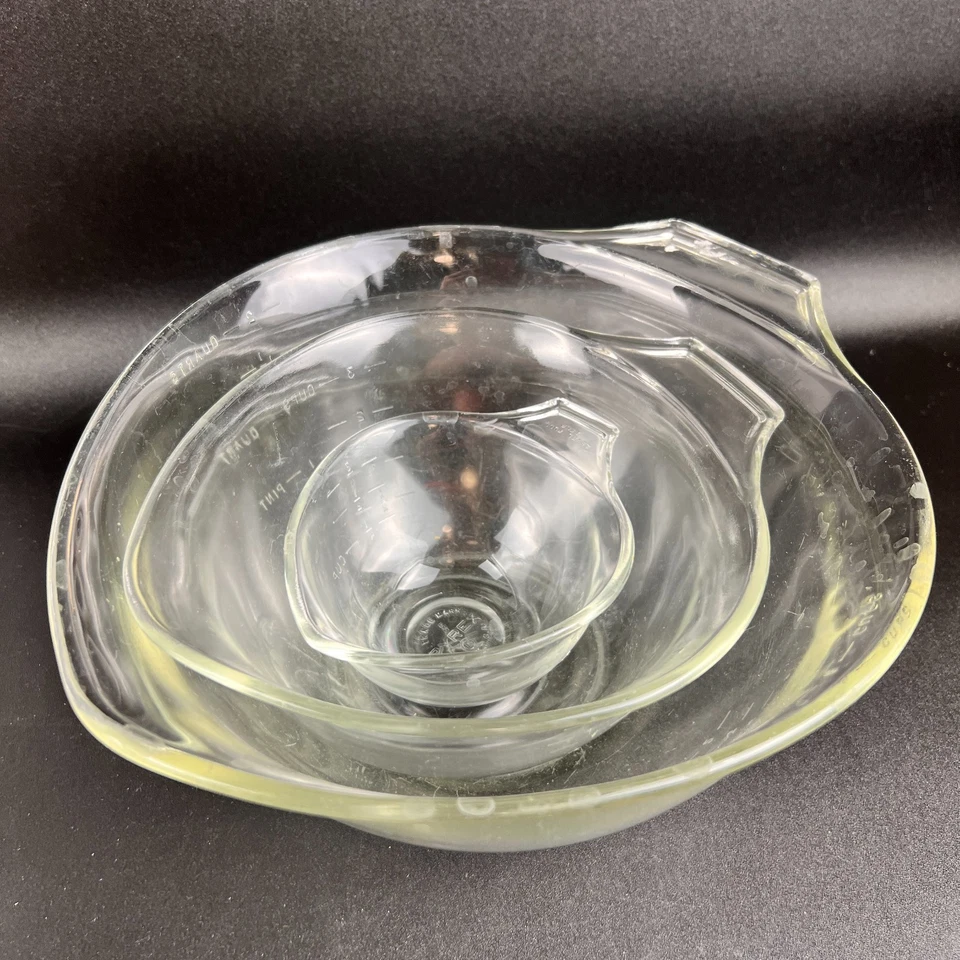 Vintage Pyrex Glass Measure/Mix Teardrop Nesting Bowls 1,3,8 Cup Set Of 3 - Image 1 of 4