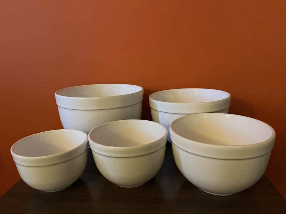 LOTE de (5) cuencos anidadores de cerámica CAJA Y BARRIL • BLANCO • Hecho en Portugal • Usado en Excelente Condición Foto 1 de 4