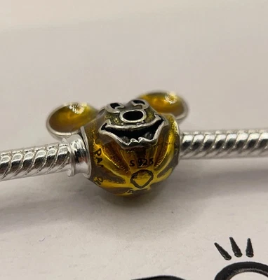 Pandora x Disney Mickey Mouse Pumpkin Boo Charm Foto 1 de 3