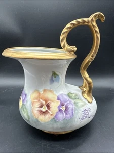 Brocca vintage 1994 dipinta a mano Pansies stile bavarese firmata Alice Yancey - Foto 1 di 8