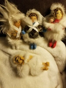4 ALASKAN handgefertigte mit Pelz gekleidete Vintage PUPPEN BEMALTE LEDER Gesichter 2 W BABYS  - Bild 1 von 6