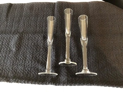 3 flautas de licor de vidro com haste - 2 correspondentes, 1 muito semelhante - Imagem 1 de 4