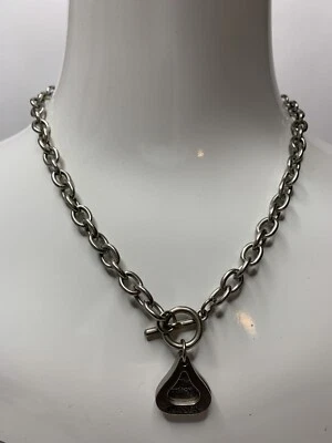 Collar colgante Hershey Kiss cadena cable frontal palanca tono plata Foto 1 de 4