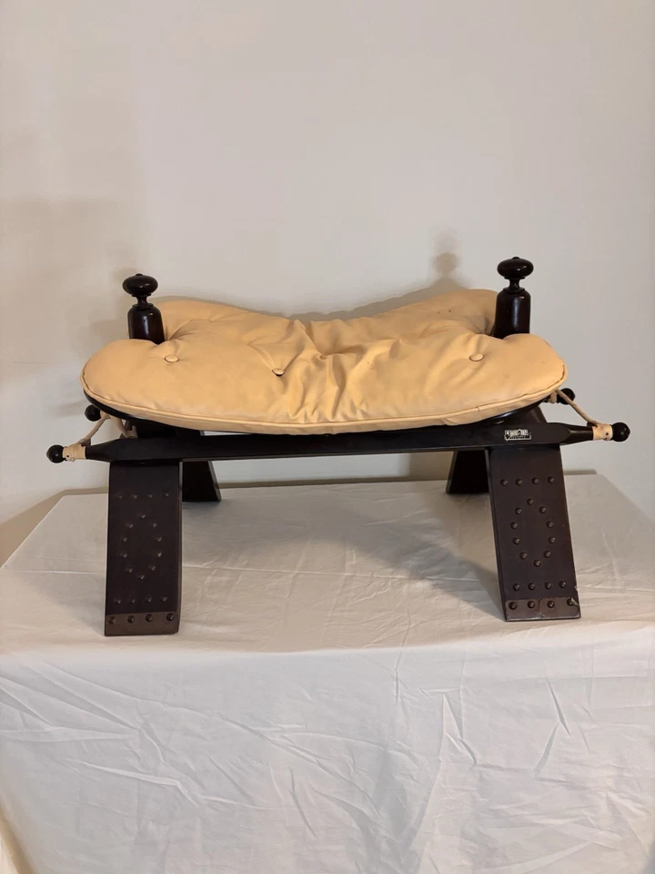 Taburete de silla de montar M Hayat Bros camel cuero de palisandro otomano años 50 Foto 1 de 3