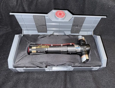 Empuñadura de sable de luz Kylo Ren Legacy de Star Wars de los parques de Disney con vitrina - como está Foto 1 de 4