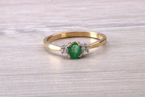 Zierlicher Trilogiering mit Smaragd und Diamanten besetzt Gelbgold - Bild 1 von 10