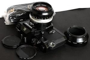 Nikomat EL Negro 35mm Película SLR c/w N. K. NIKKOR-S 50mm f/1.4 Lente y Kit de Flash - Imagen 1 de 10