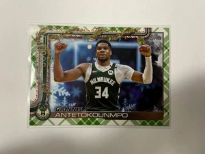 Giannis Antetokounmpo Green Plaid Parallel 2025-26 Topps Holiday Advent Exclusiv - Bild 1 von 2